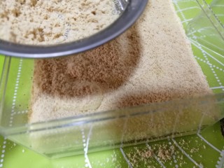 16、豆乳妙可多,第三层也是同样，撒豆粉，豆粉要用漏网撒。