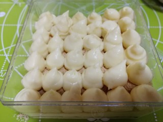 18、豆乳妙可多,在上面挤上小球球，这个有点儿小难度要有耐心。