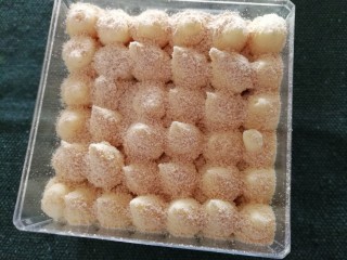 19、豆乳妙可多,最后用漏网撒上豆粉，要均匀的撒。