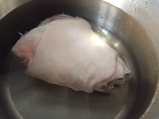 5、夏日凉菜—白切猪肘,猪肘子冷水下锅