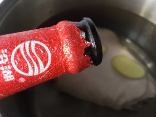 7、夏日凉菜—白切猪肘,加入两勺料酒去腥，大火烧开煮3分钟捞出清洗干净