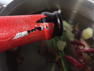 11、夏日凉菜—白切猪肘,加入两大勺料酒