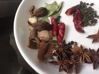 10、夏日凉菜—白切猪肘,加入大料