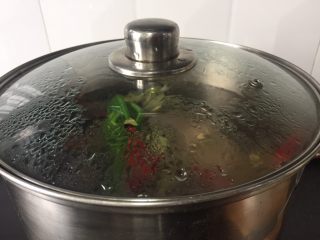 12、夏日凉菜—白切猪肘,大火炒开，小火慢炖差不多50分钟至1小时，用筷子轻松插进去就可以了