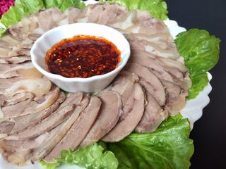 19、夏日凉菜—白切猪肘,酱汁摆放盘中