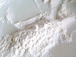 7、花式冰皮月饼,少许糯米粉入不粘锅，小火炒熟，做手粉。其实这步可以省略，冷藏过的面团几乎不黏手