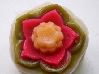 17、花式冰皮月饼,好了，重复同样的步骤，就扣出三色冰皮月饼了