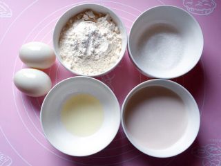 1、牛奶鸡蛋饼,准备好所需食材。