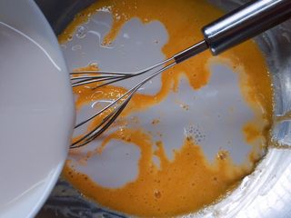 5、牛奶鸡蛋饼,然后加入牛奶。