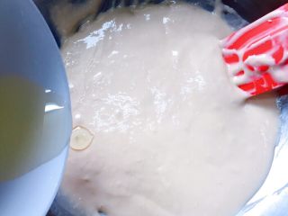 9、牛奶鸡蛋饼,再加入玉米油。