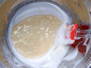 14、牛奶鸡蛋饼,再将混合好的蛋黄糊全部倒入蛋白霜中。