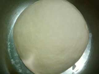 1、美式披萨,面粉加鸡蛋少许盐 糖 发酵粉揉光醒发