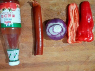 2、美式披萨,洋葱红椒洗净控水,备好沙司培根