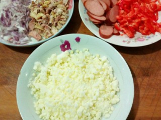 3、美式披萨,洋葱半个切碎,培根切片,红椒切片,芝士切碎,西红柿切片。