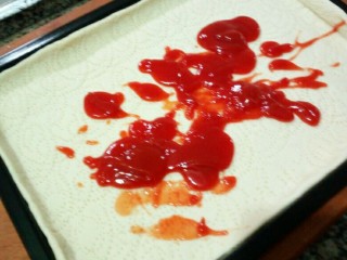 6、美式披萨,加入沙司,沙司多点味道更好。