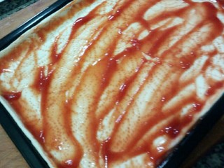 7、美式披萨,加少许植物油涂抹均匀。