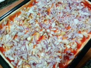 8、美式披萨,撒均洋葱碎和第一层芝士