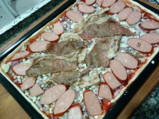 9、美式披萨,放入培根和腌好的五花肉