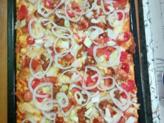 11、美式披萨,铺一层西红柿片,再撒第三层芝士,再铺层洋葱圈