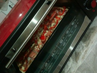 12、美式披萨,烤箱预热,230度上下火十五分钟。