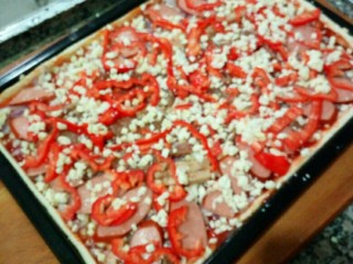 10、美式披萨,撒均第二层芝士,铺一层红椒在上面