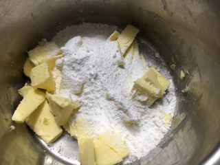 2、云顶曲奇饼干,加入糖粉