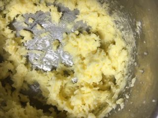 5、云顶曲奇饼干,直到加完牛奶，成细腻有光泽的轻盈状态