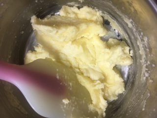 6、云顶曲奇饼干,用刮刀再稍微整理搅拌一下