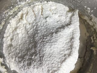 7、云顶曲奇饼干,过筛加入低筋面粉