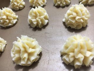 12、云顶曲奇饼干,全部挤好