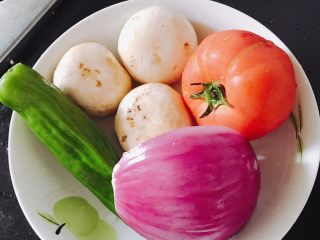 2、懒人土司蔬菜披萨,要放的蔬菜，洋葱我用了1/4个，番茄用半个