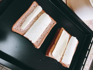 5、懒人土司蔬菜披萨,取四片土司，每两块放一起，现在上面放点芝士条