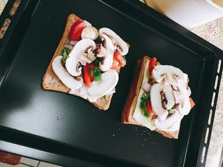 6、懒人土司蔬菜披萨,放蔬菜丁。。。喜欢就多放点