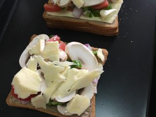 7、懒人土司蔬菜披萨,最上面再放芝士片，厚厚一层盖在上面