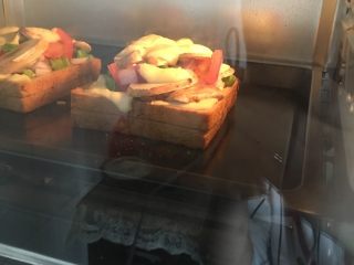 8、懒人土司蔬菜披萨,统统进烤箱，180度烤10分钟左右