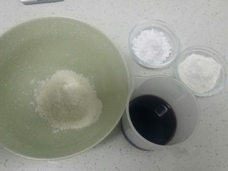 1、不用洗面的黑米凉皮,做凉皮的材料准备好。