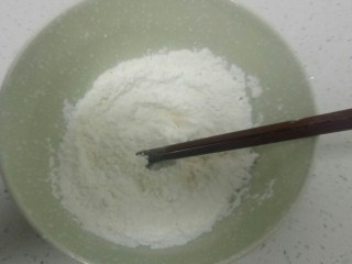 2、不用洗面的黑米凉皮,所有粉类倒入碗里搅拌均匀。