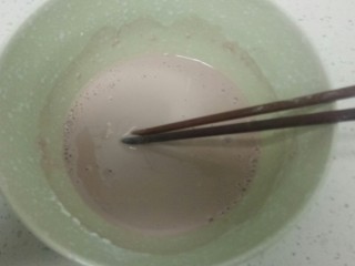 3、不用洗面的黑米凉皮,一边搅拌一边加入黑米水，搅拌均匀。