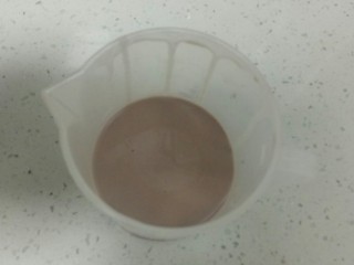 4、不用洗面的黑米凉皮,过滤2次。