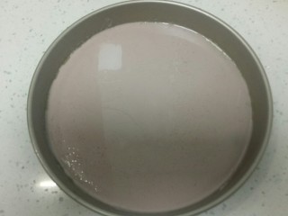 5、不用洗面的黑米凉皮,披萨盘山均匀抹上熟油，倒入适量面糊，晃均匀。