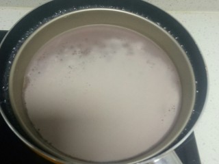 6、不用洗面的黑米凉皮,锅中适量水，水开后转中火，放入披萨盘，盖上锅盖，大约1到2分钟，看到面皮古起大的泡泡，就输了。