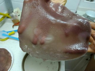 7、不用洗面的黑米凉皮,取出放入凉水盆中冰凉，接起，看，薄的透明。