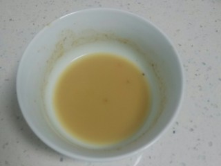 9、不用洗面的黑米凉皮,取一个碗，放入1勺芝麻酱用开水花开。