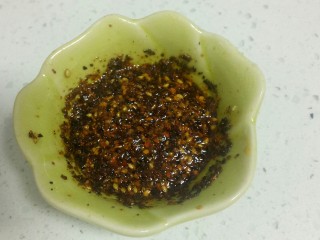 11、不用洗面的黑米凉皮,小碗中放入适量椒盐、辣椒面、芝麻，把油烧热倒入碗里，搅拌均匀。