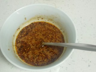 12、不用洗面的黑米凉皮,根据个人口味加入适量椒盐芝麻辣椒酱，搅拌均匀。