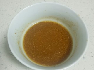 10、不用洗面的黑米凉皮,根据个人口味加入适量盐、鸡精、生抽、醋、香油搅拌均匀。