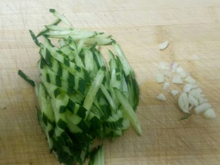 13、不用洗面的黑米凉皮,黄瓜切丝,蒜切末。