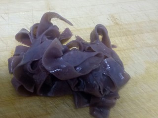 14、不用洗面的黑米凉皮,黑米凉皮切成自己喜欢的宽度。