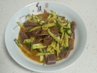 16、不用洗面的黑米凉皮,搅拌均匀，盛入盘里。