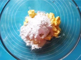 2、提拉米苏小饼干,将黄油切小块软化后,加入砂糖;